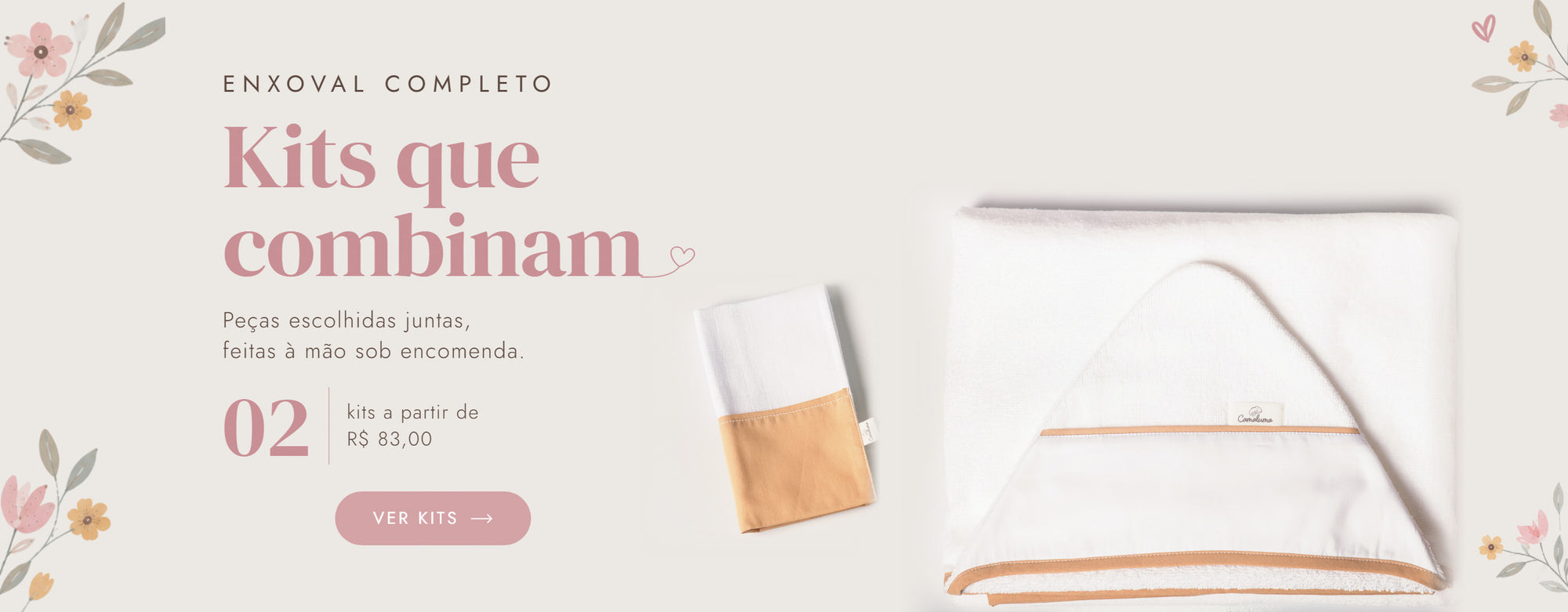 Toalha com capuz e babinha Camaluma combinando, com detalhes em caramelo, sobre fundo creme