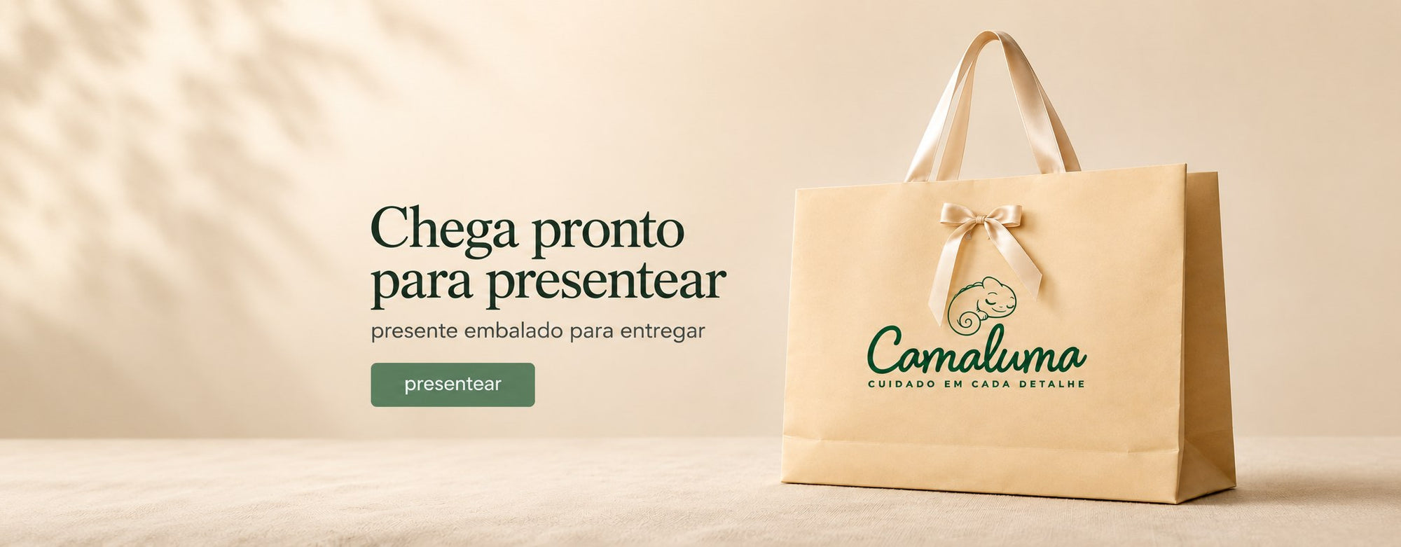 Sacola de presente Camaluma em papel kraft com fita de cetim e laço