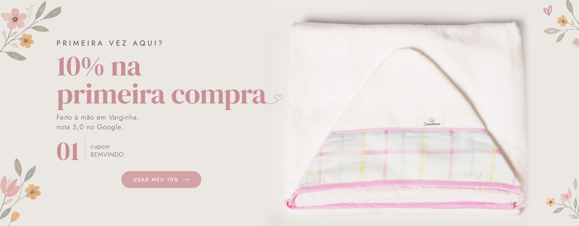 Toalha de banho com capuz Camaluma, faixa xadrez em tons pastel e viés rosa, dobrada sobre fundo creme